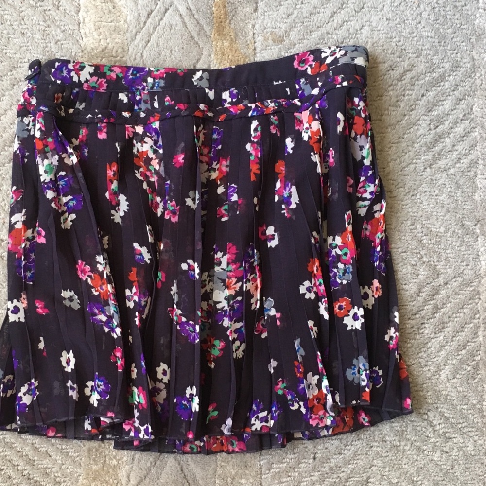 American Eagle floral pleated mini skirt
